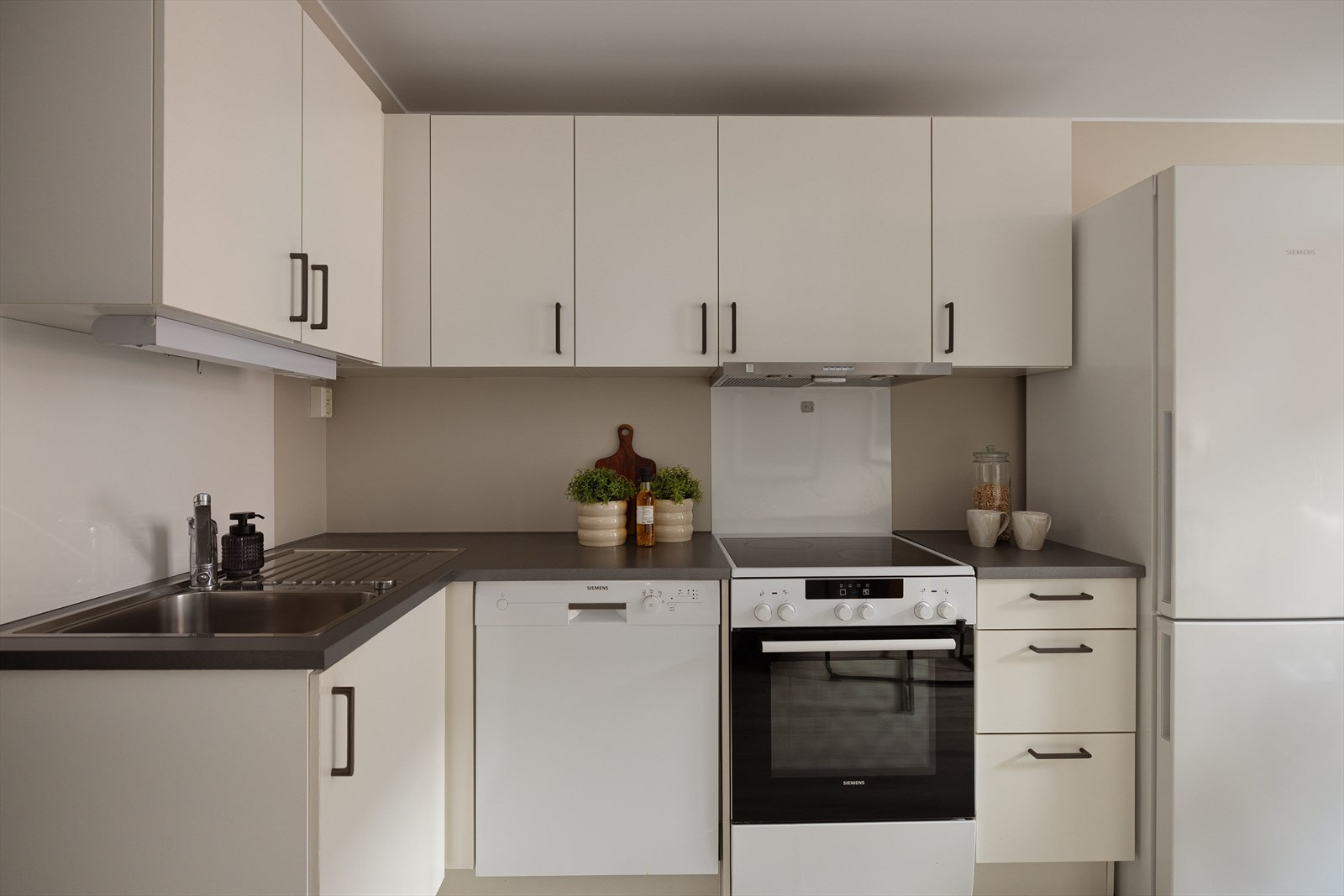 Det er frittstående kjøl/fryseskap, oppvaskmaskin og komfyr. Det er montert vannstoppsystem og komfyrvakt. Galleribilde