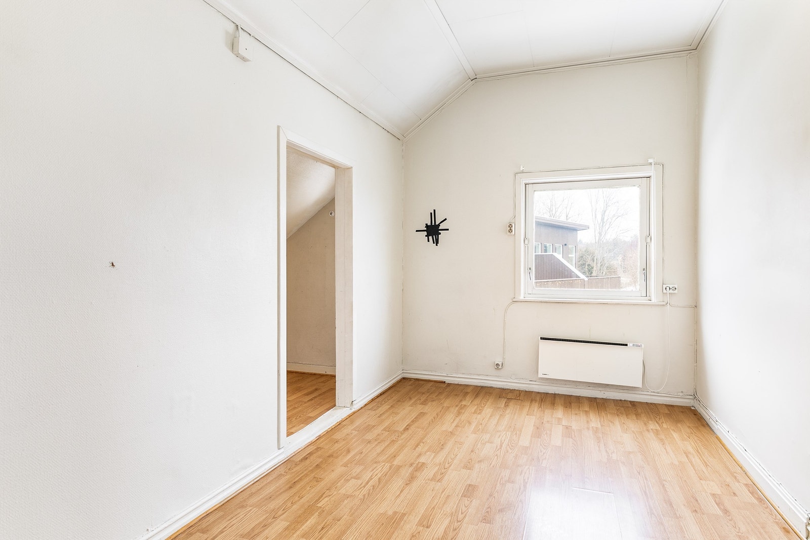 Soverom vegg i vegg med kjøkkenet, med tilknyttet bod. Galleribilde