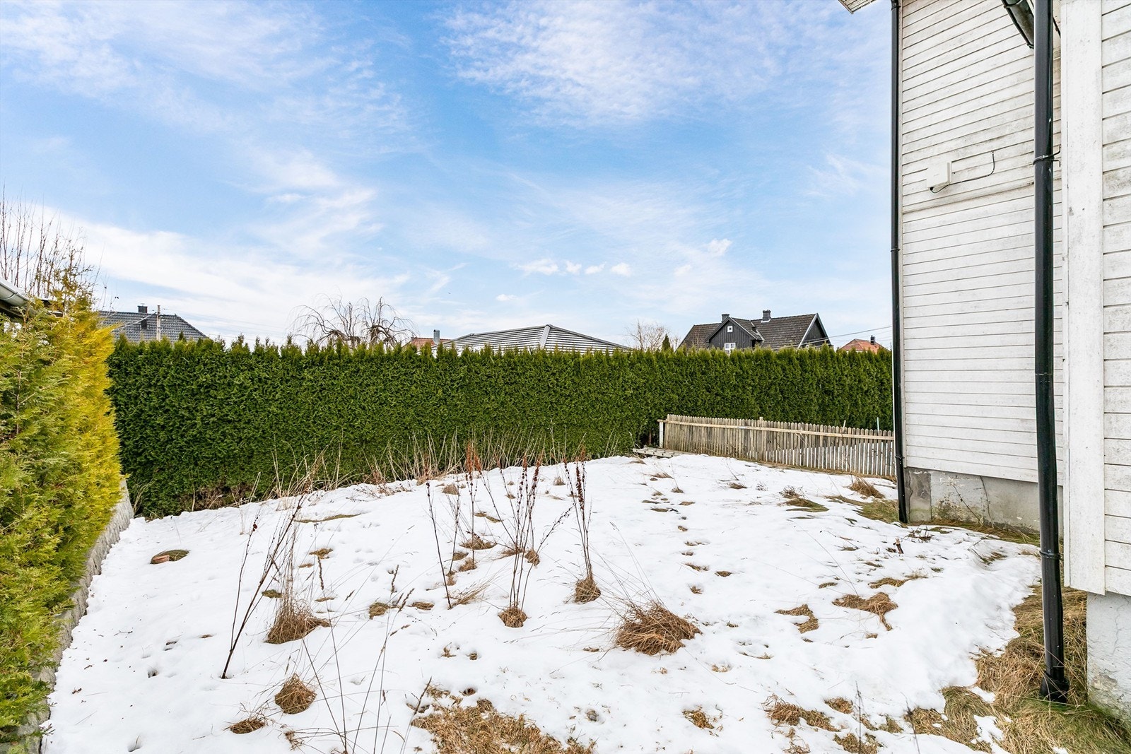 Leiligheten disponerer nordre del av hagen, avskjermet med gjerde. Tettvoksende hekk begrenser innsyn fra tilstøtende bebyggelse. Galleribilde