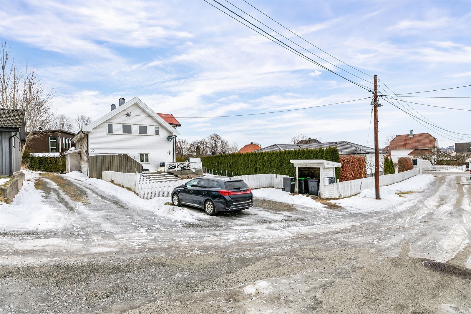 Leiligheten disponerer biloppstillingsplass på felles, gruset gårdsplass inntil Folke Bernadottes gate. Galleribilde