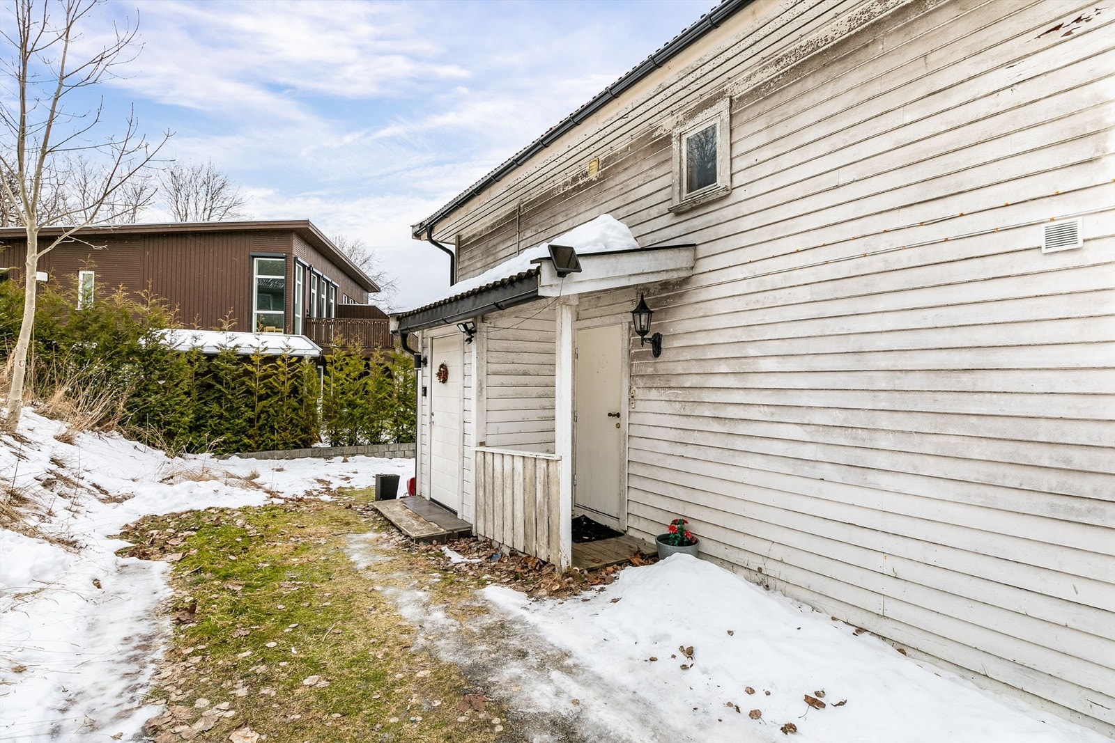 Felles inngangsparti for første og andre etasje. Leilighetens inngangsdør er ytterst. Galleribilde