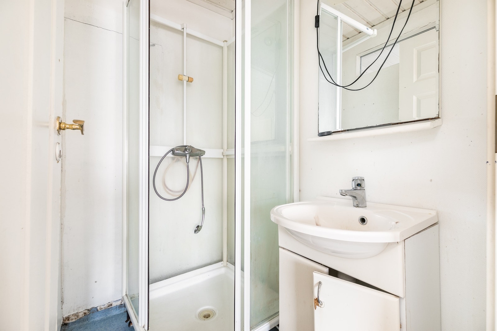 Badet er utett og må utbedres/renoveres før bruk. Det er påvist lekkasje fra dusjkabinettet, følgeskader kan ikke utelukkes. Galleribilde