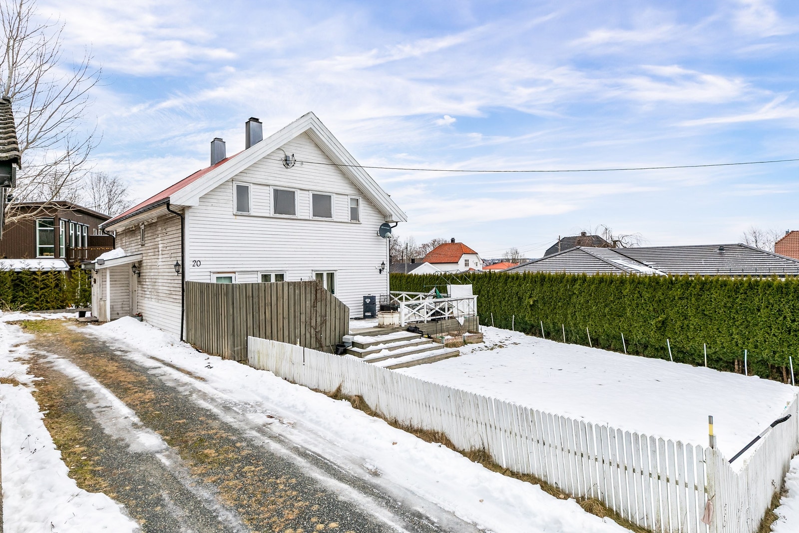 Det er mulig å kjøre helt frem til inngangspartiet, for enkel av- og pålessing. Galleribilde