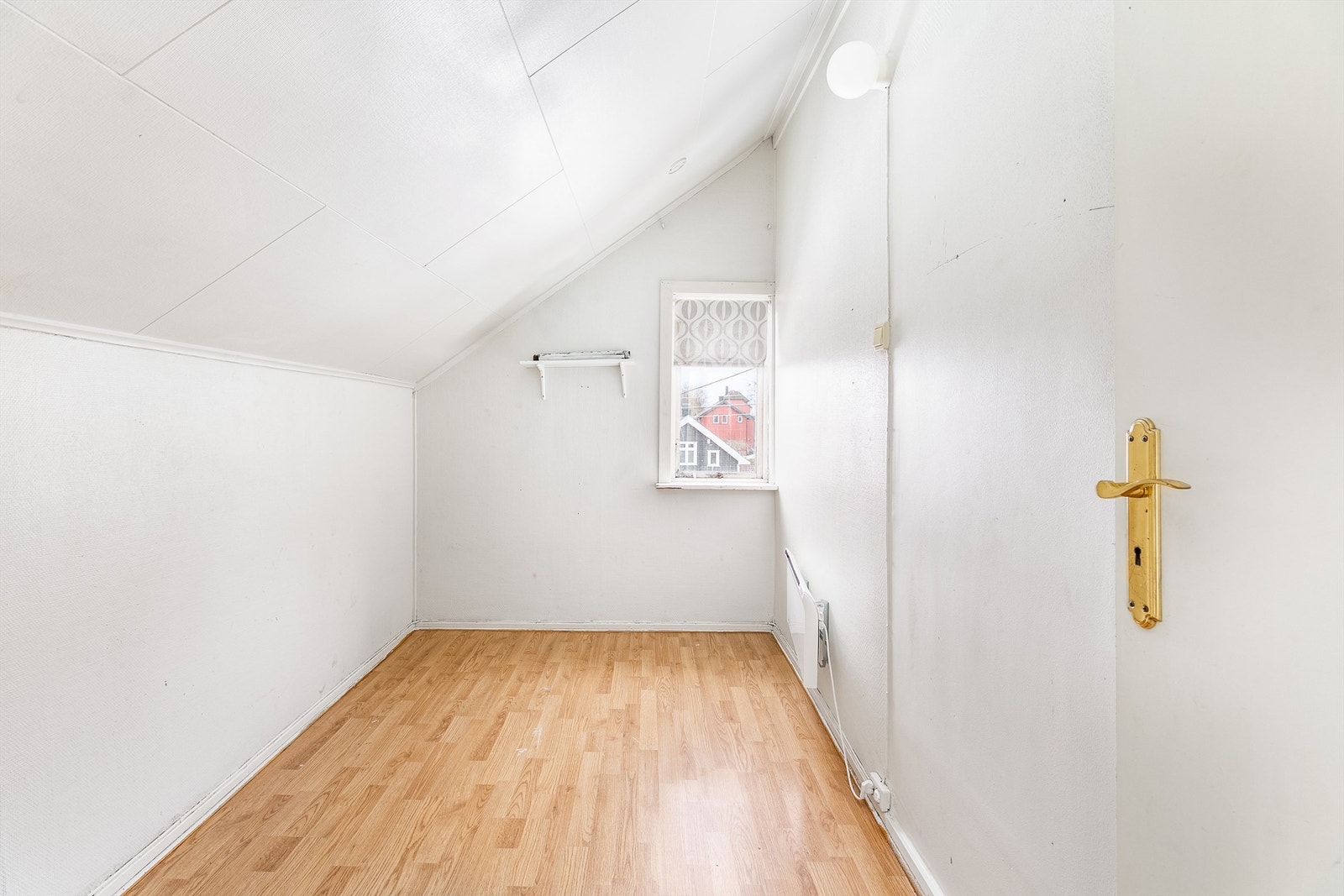 Leilighetens tre boder er alle innredet, men har lav himlingshøyde. Galleribilde