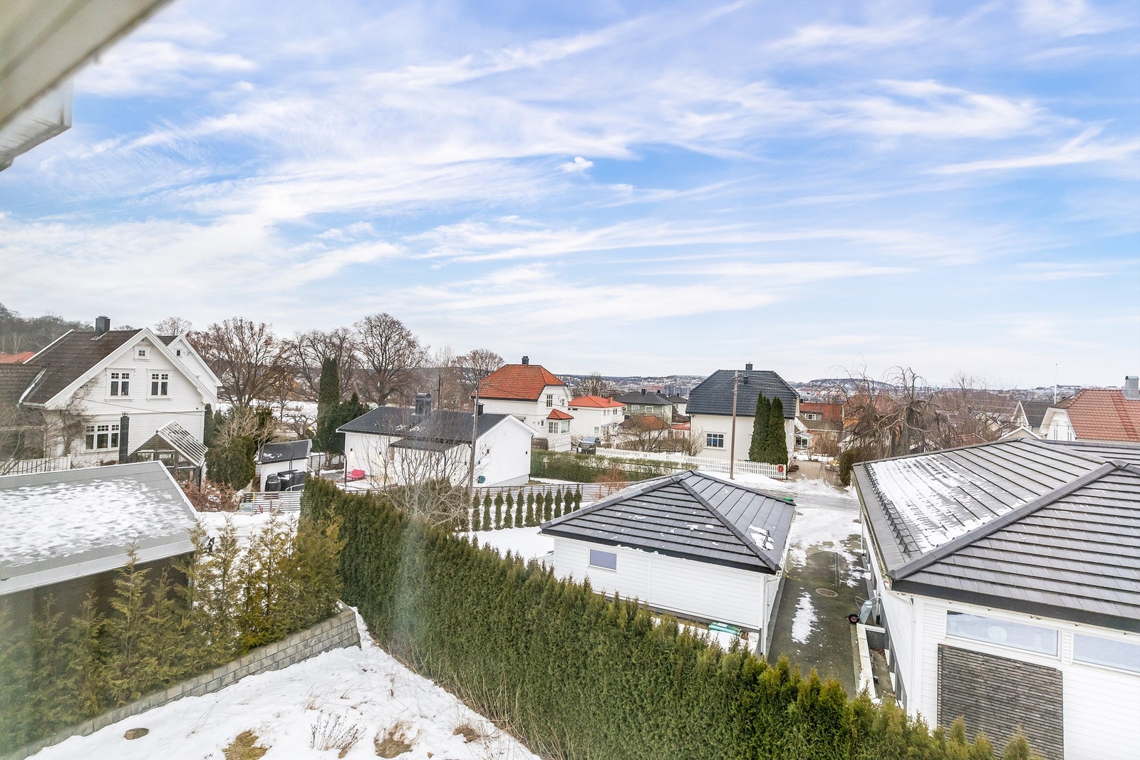 I stuens sees vid utsikt mot øst, blant annet over byen og helt til de grønne åsene i Mossemarka. Galleribilde