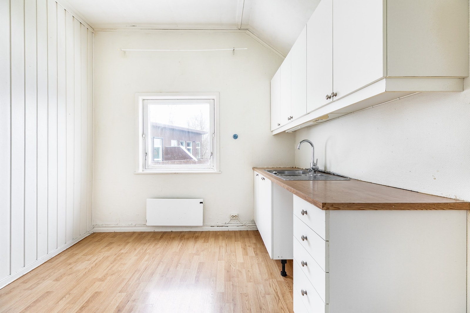 Kjøkkenets innredning er av eldre årgang, brukspreget og gjenstand for utbedringer eller utskiftning. Galleribilde