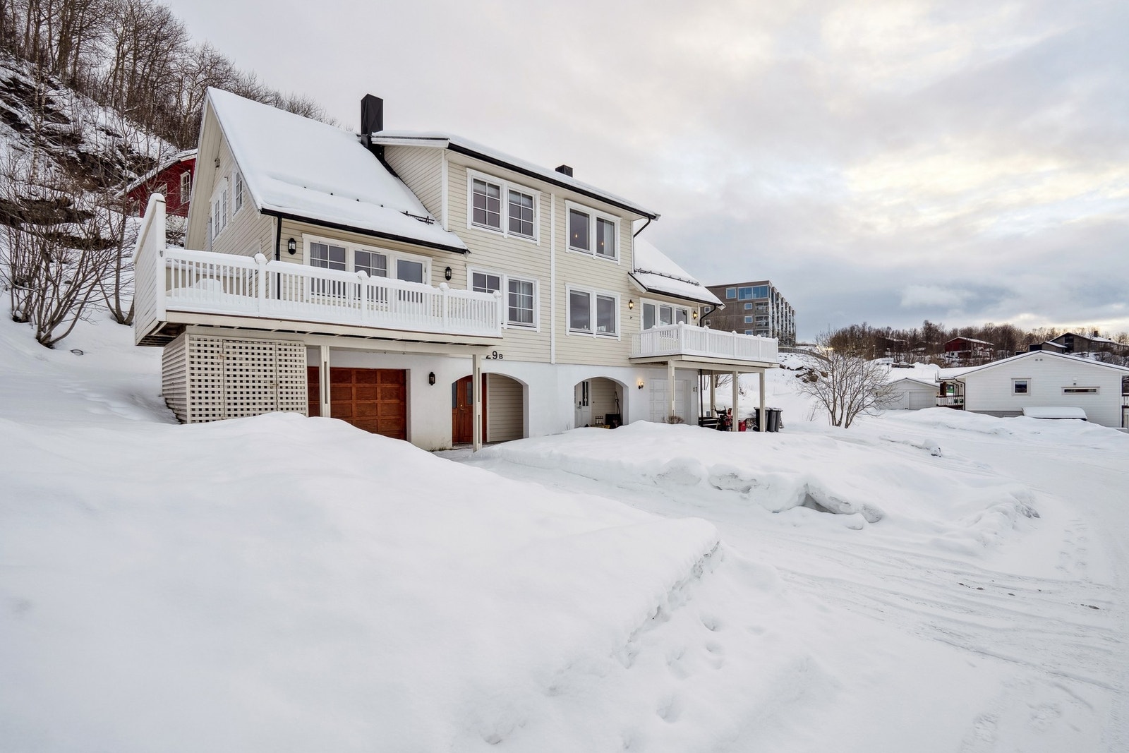 En innholdsrik og vertikaldelt tomannsbolig over tre plan, oppført i 2003. Galleribilde