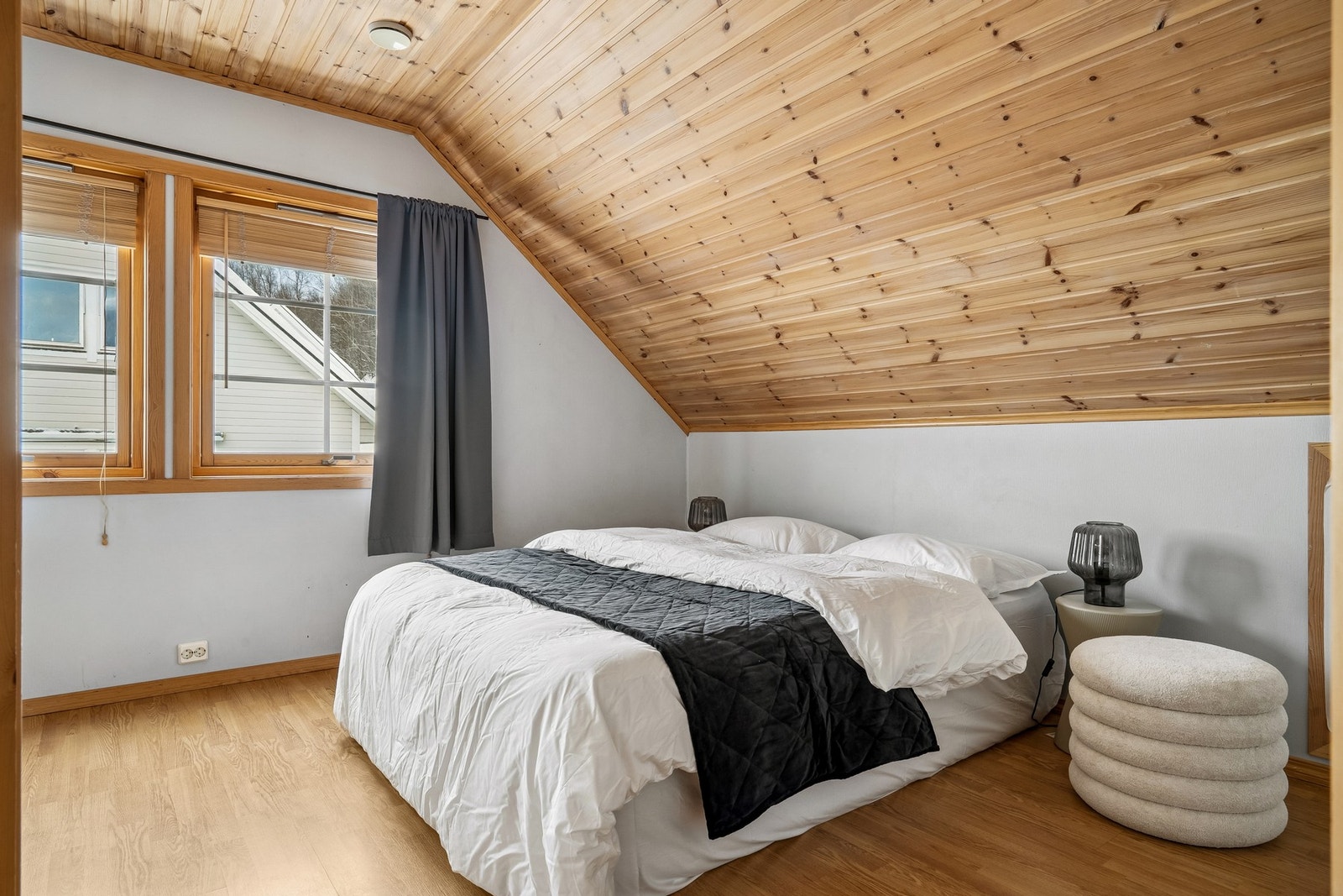 Hovedsoverommet på loftet har god plass til dobbeltseng og oppbevaring. Galleribilde
