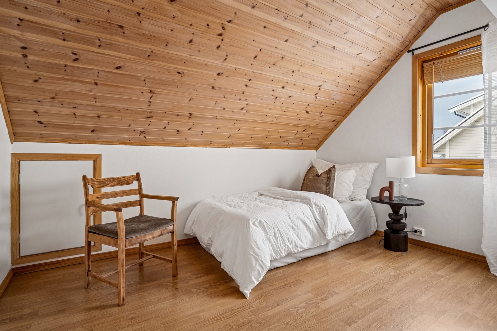 Det andre soverommet på loftet er lyst og har en arealeffektiv utforming. Galleribilde