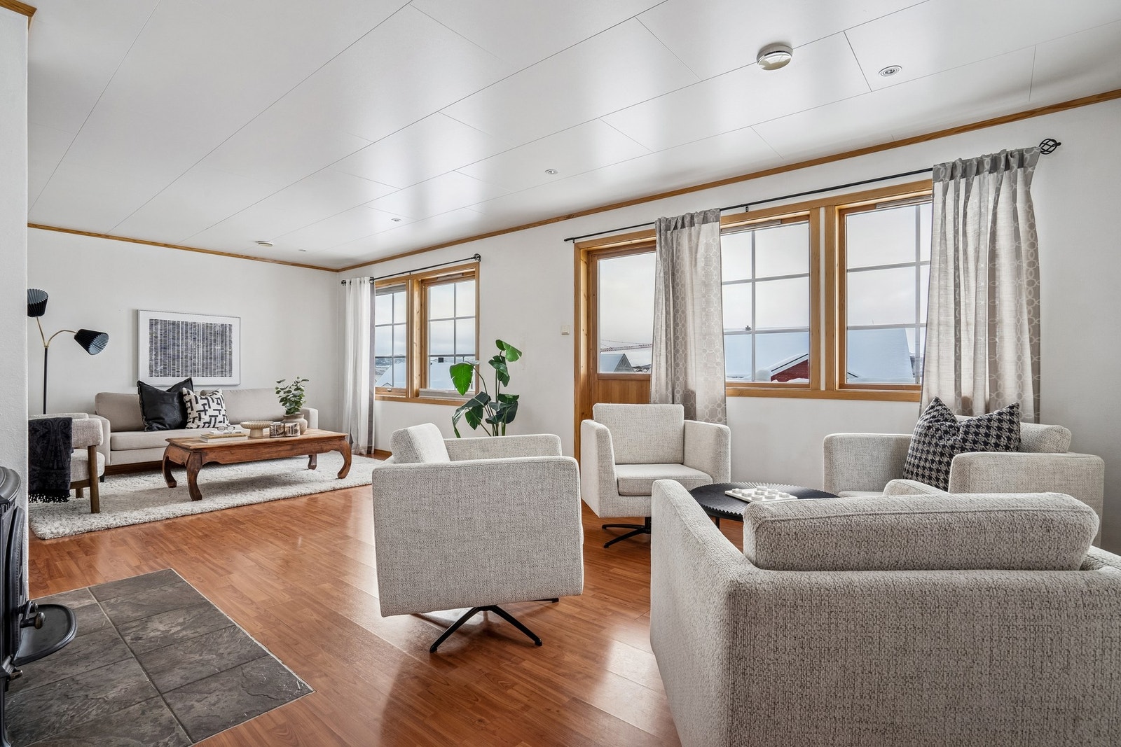 Boligens andre etasje byr på en romslig stue med god plass til flere sittegrupper. Galleribilde