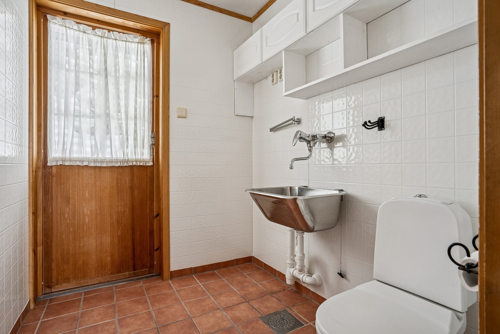 Praktisk vaskerom i andre etasje med toalett, skyllekar og opplegg for vaskemaskin. Galleribilde