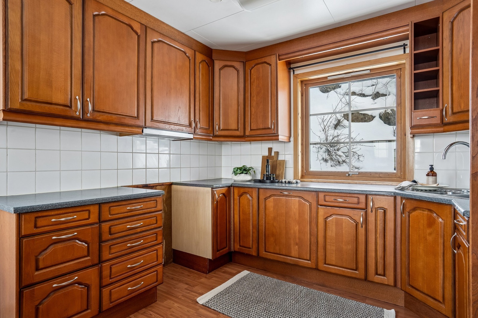 Godt med skap- og benkeplass gjør kjøkkenet funksjonelt og arbeidsvennlig. Galleribilde