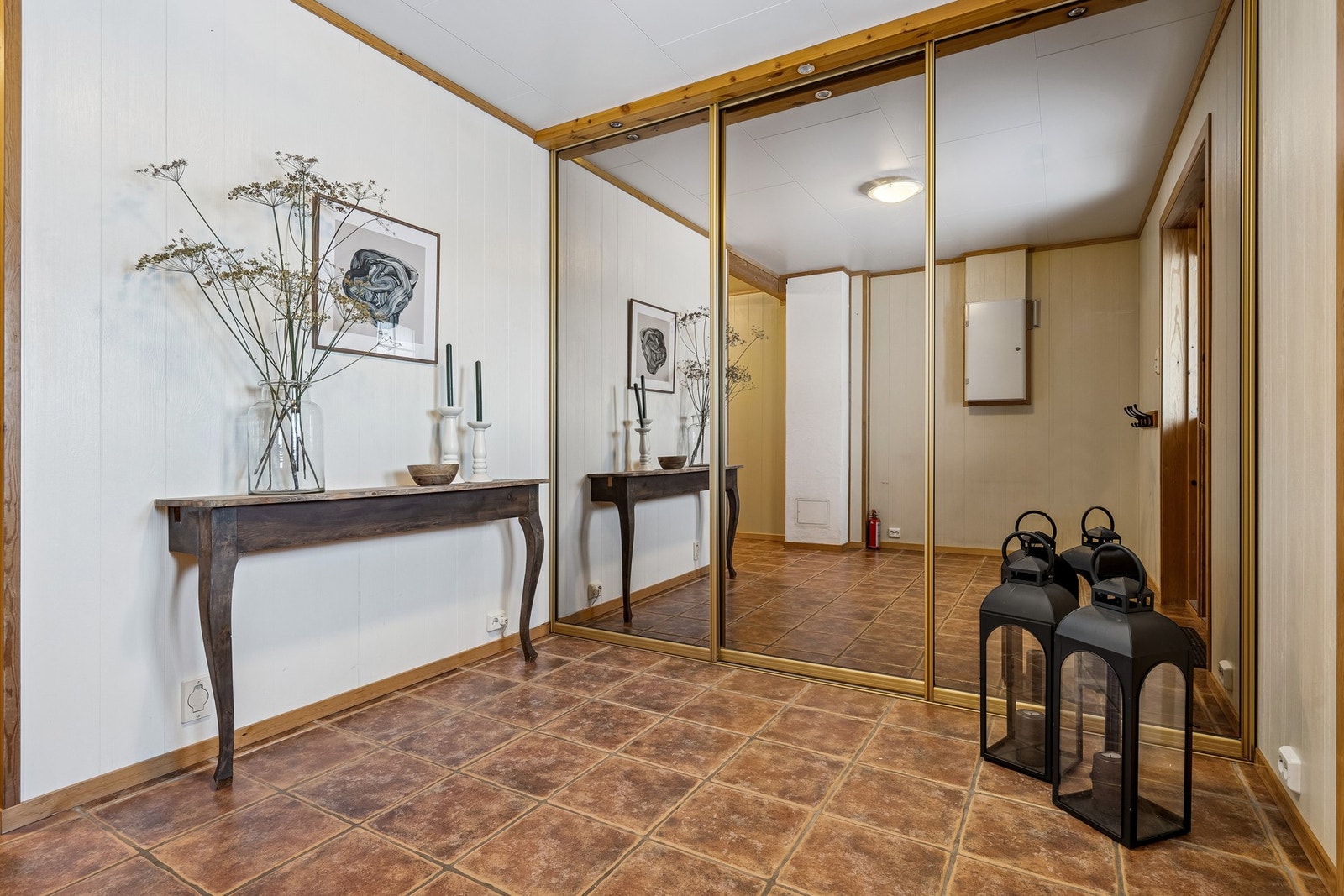 Romslig entré med flislagt gulv og god plass til oppbevaring i skyvedørsgarderobe. Galleribilde