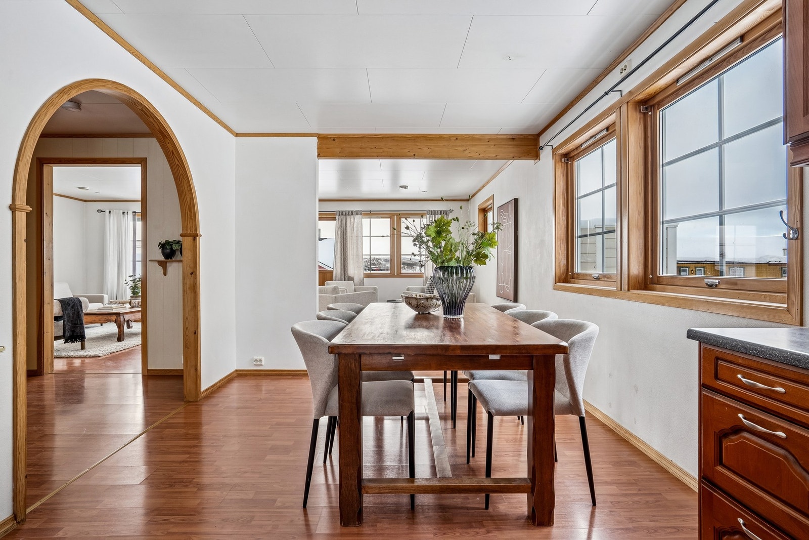 I tilknytning til stuen er det en naturlig plass for en romslig spisestue. Galleribilde