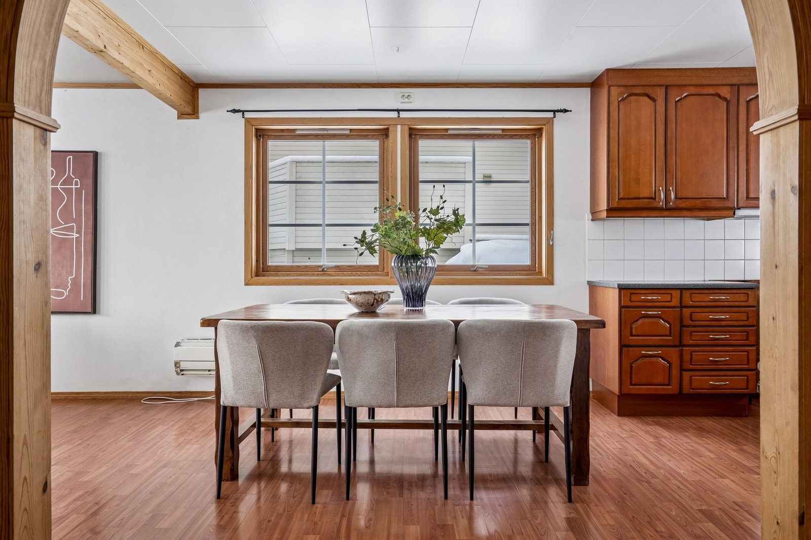 Spisestuen fungerer som et bindeledd mellom kjøkkenet og stuen. Galleribilde