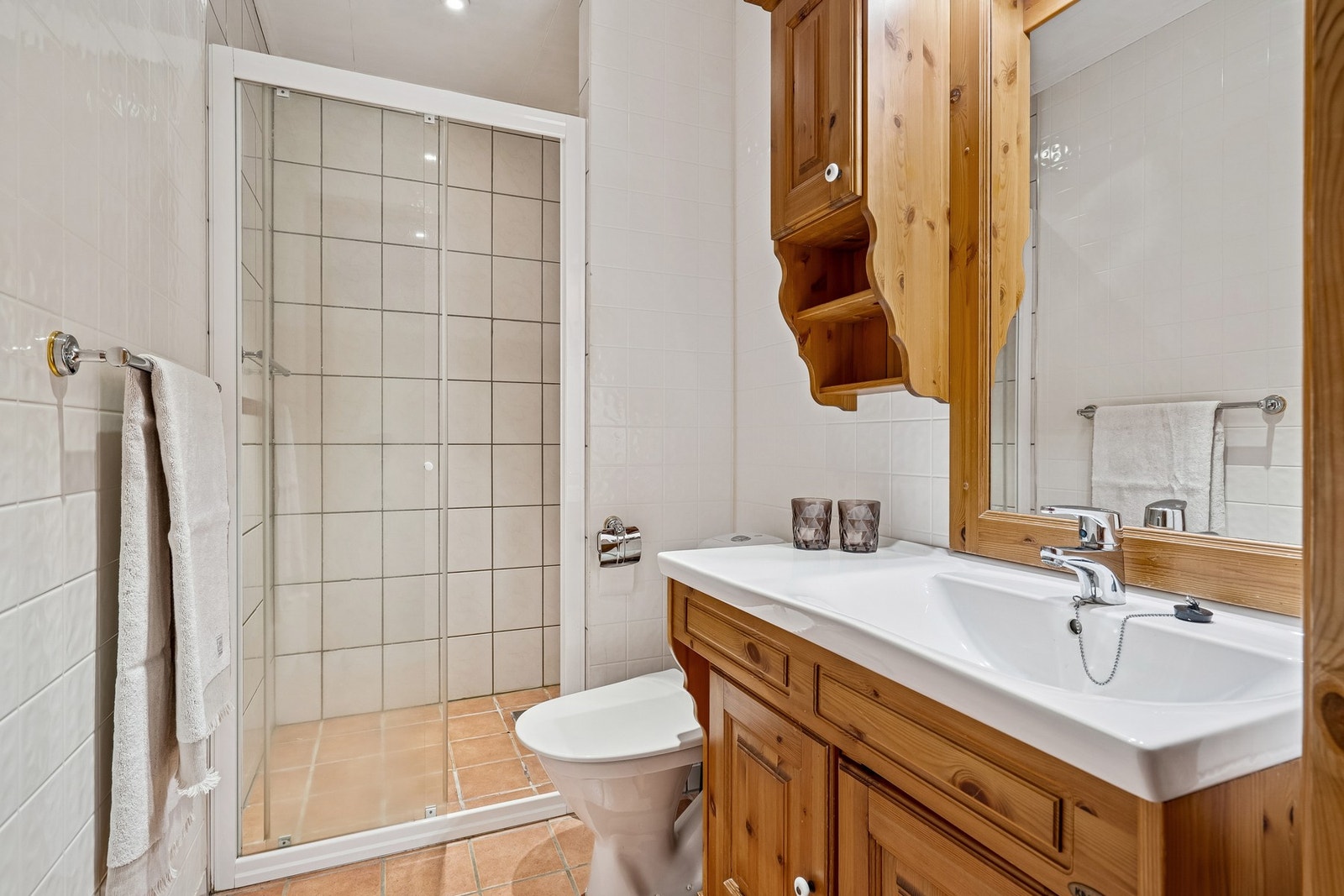 Badet i første etasje har flislagt gulv med elektriske varmekabler for økt komfort. Galleribilde