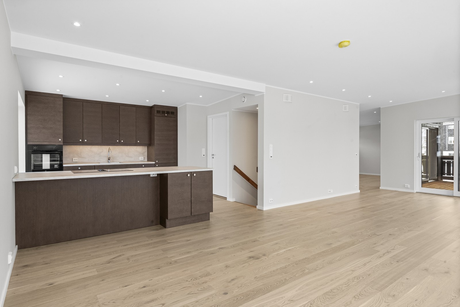 Stilfull kjøkkenøy med bar løsning Galleribilde