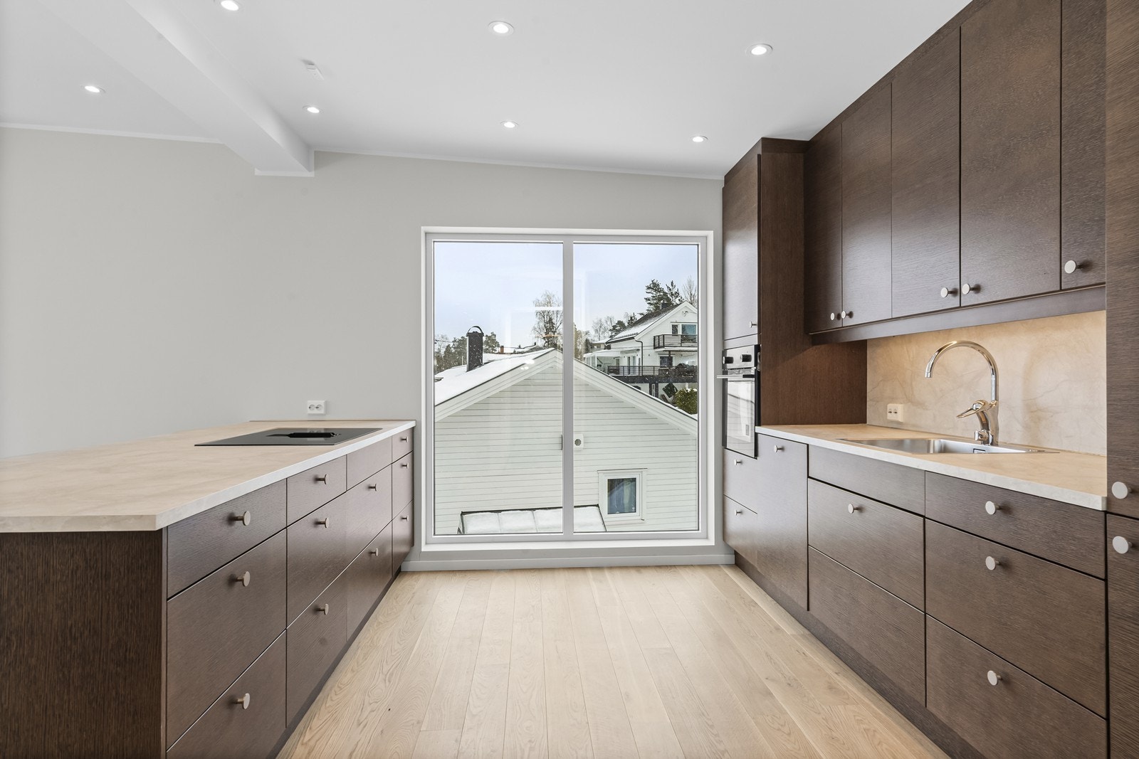 Huseby innredning med brune glatte fronter Galleribilde