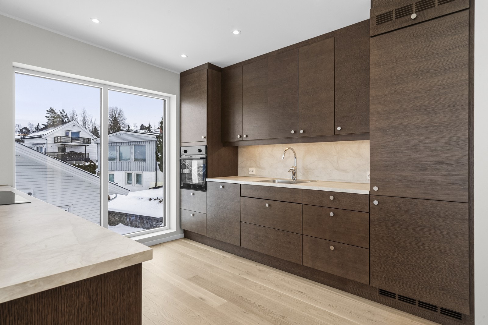 Fra stuen kommer man over i kjøkken delen av 2.etasje Galleribilde