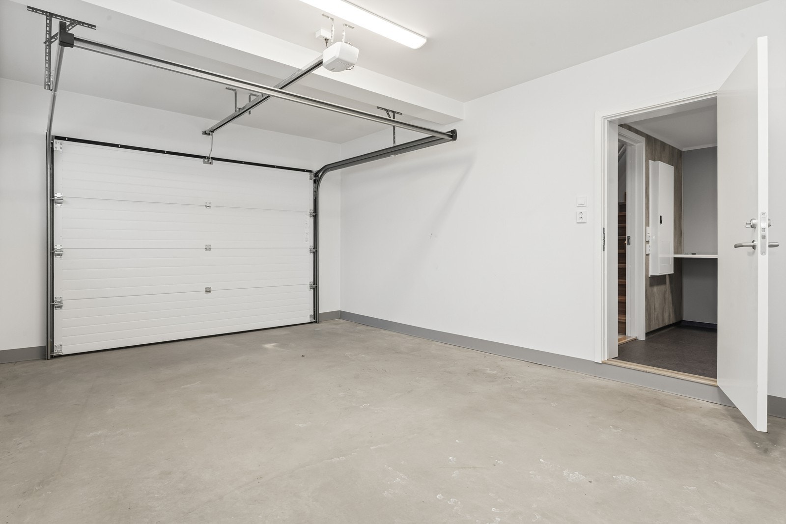 Garasje med inngang til vaskerom Galleribilde