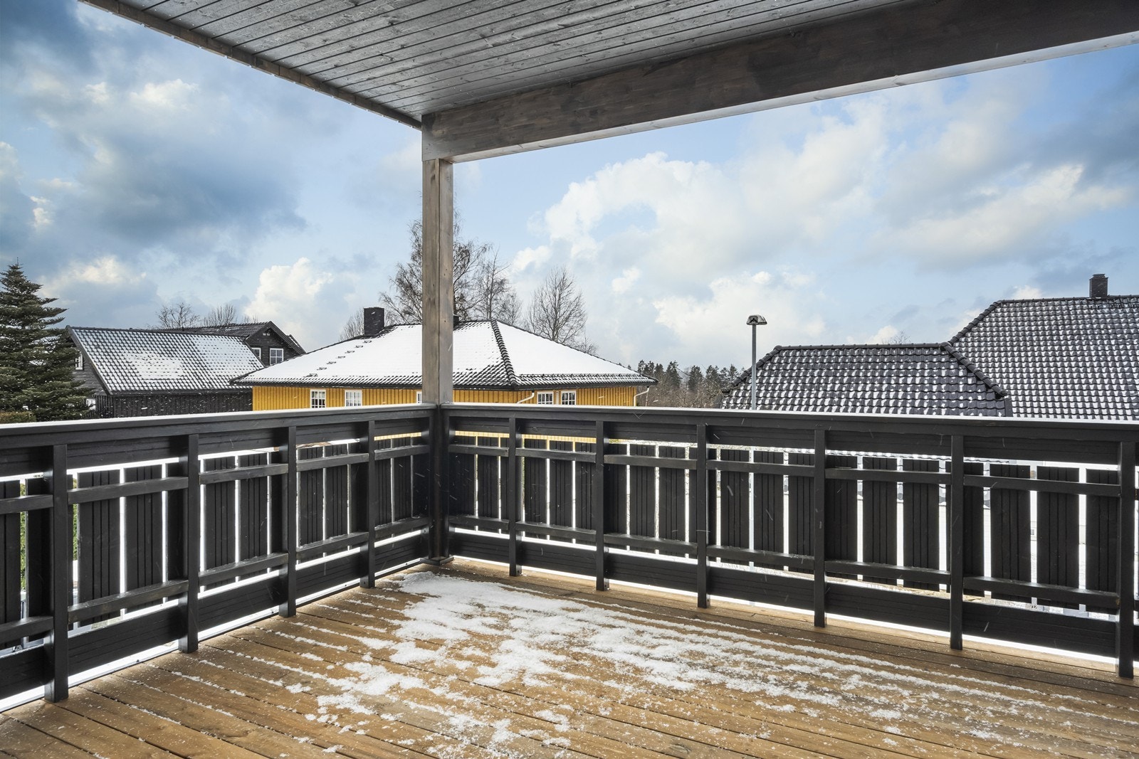 Fra verandaen har man fin utsikt over nærområdet Galleribilde