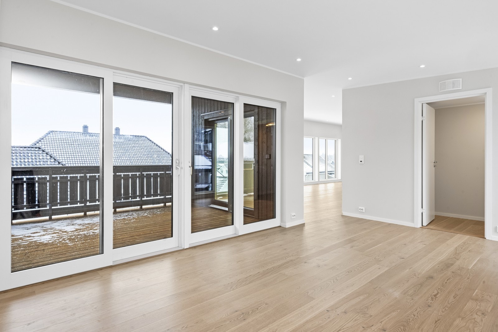 Fra spisestuen er det utgang til overbygget veranda på 14 kvm Galleribilde