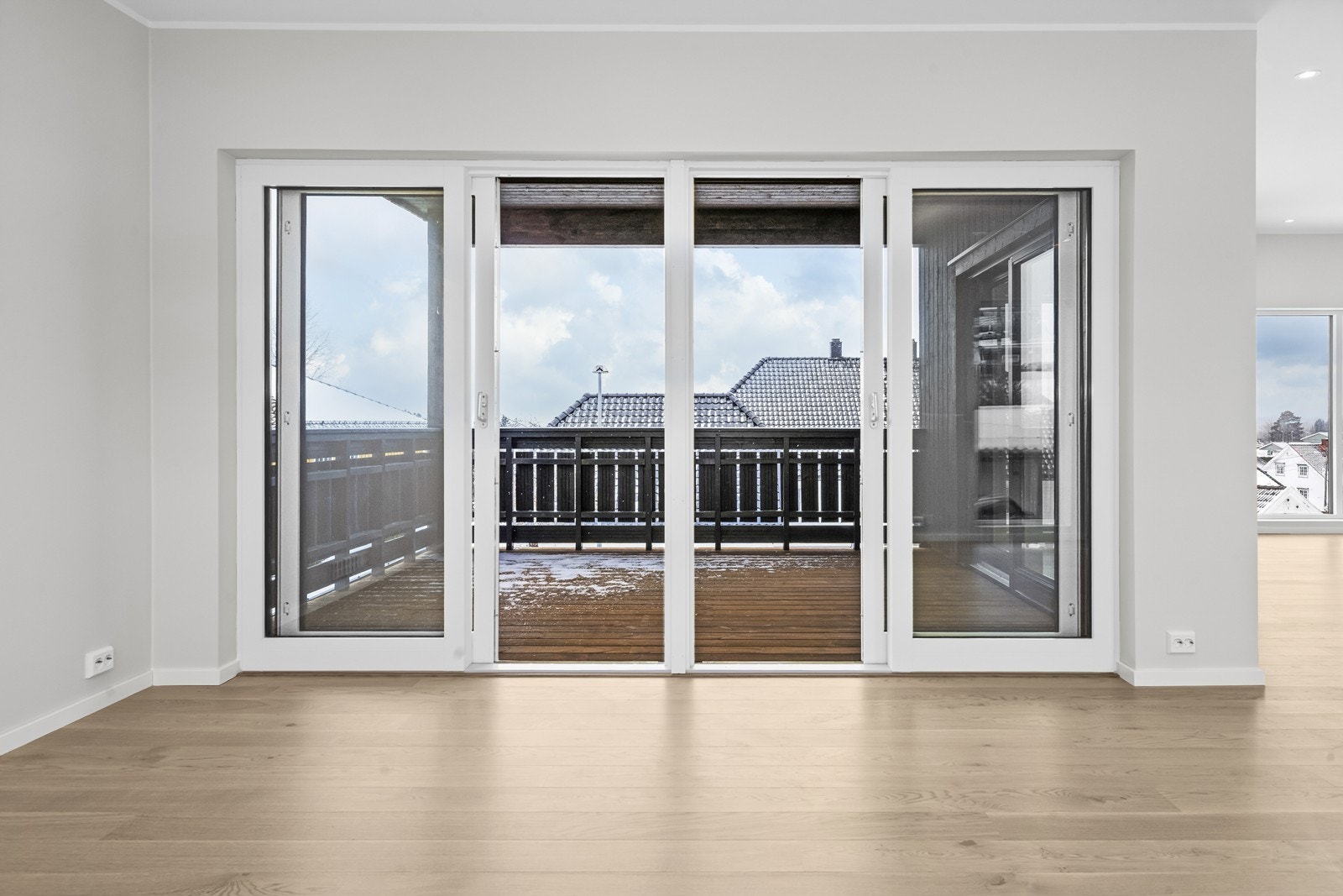 Det er utgang fra både stue og spisestuen Galleribilde