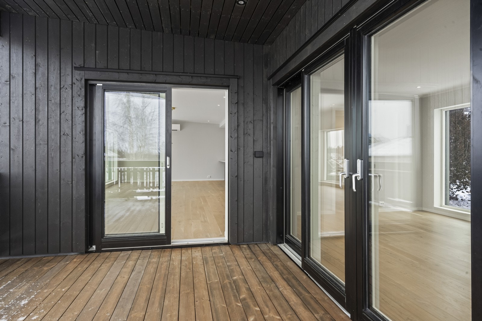 Her kan man åpne store deler av vindusflatene mot både stue og spisestue Galleribilde