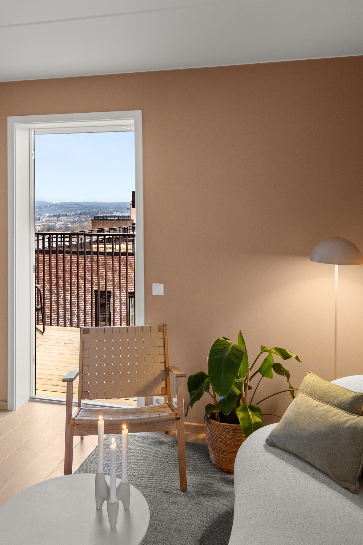 Fra stuen er det utgang til en balkong på ca. 6,5 kvm, som fungerer som en fin forlengelse av oppholdsrommet på sommerstid. Galleribilde