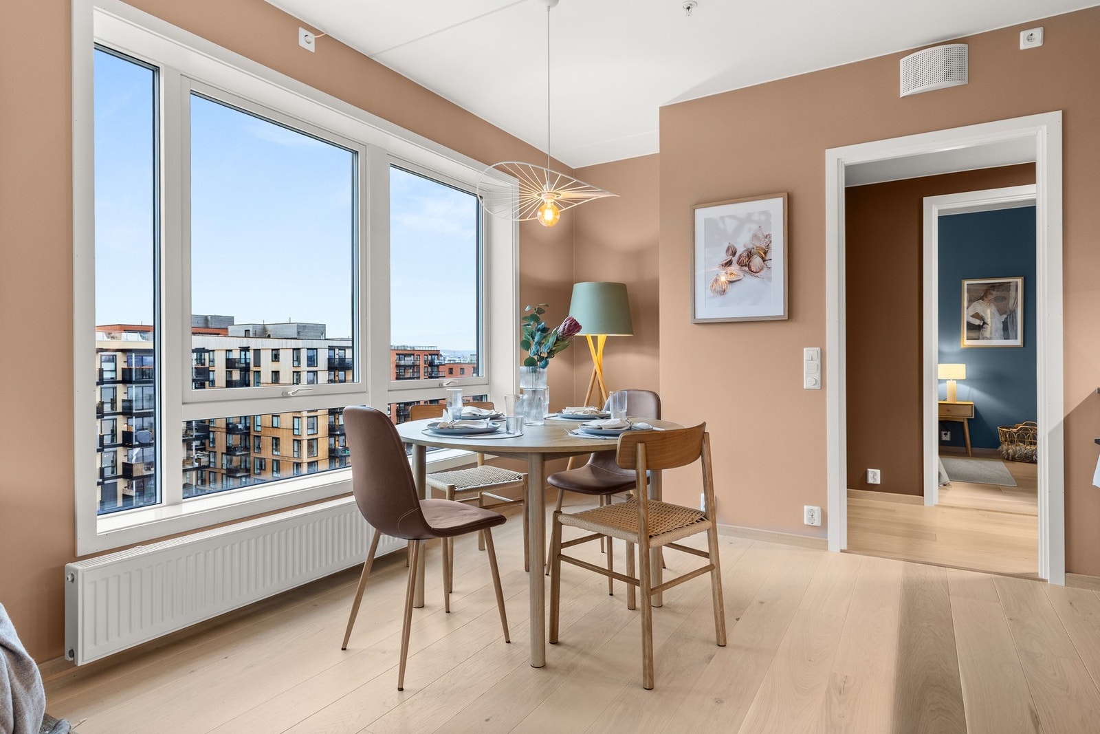 De store vindusflatene byr på rikelig med naturlig lys. Galleribilde