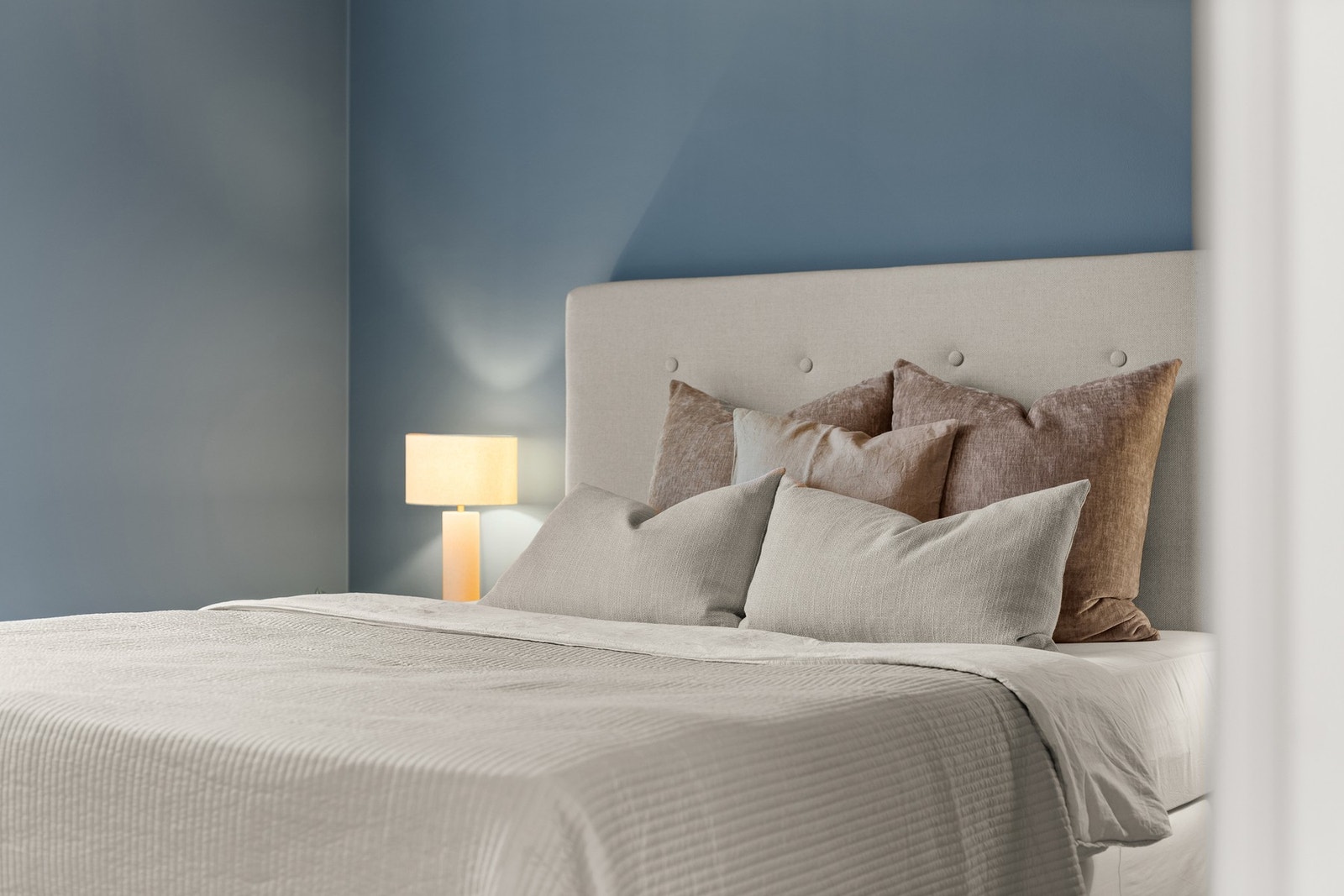 Det er god plass til dobbeltseng og nattbord på begge sider. Galleribilde