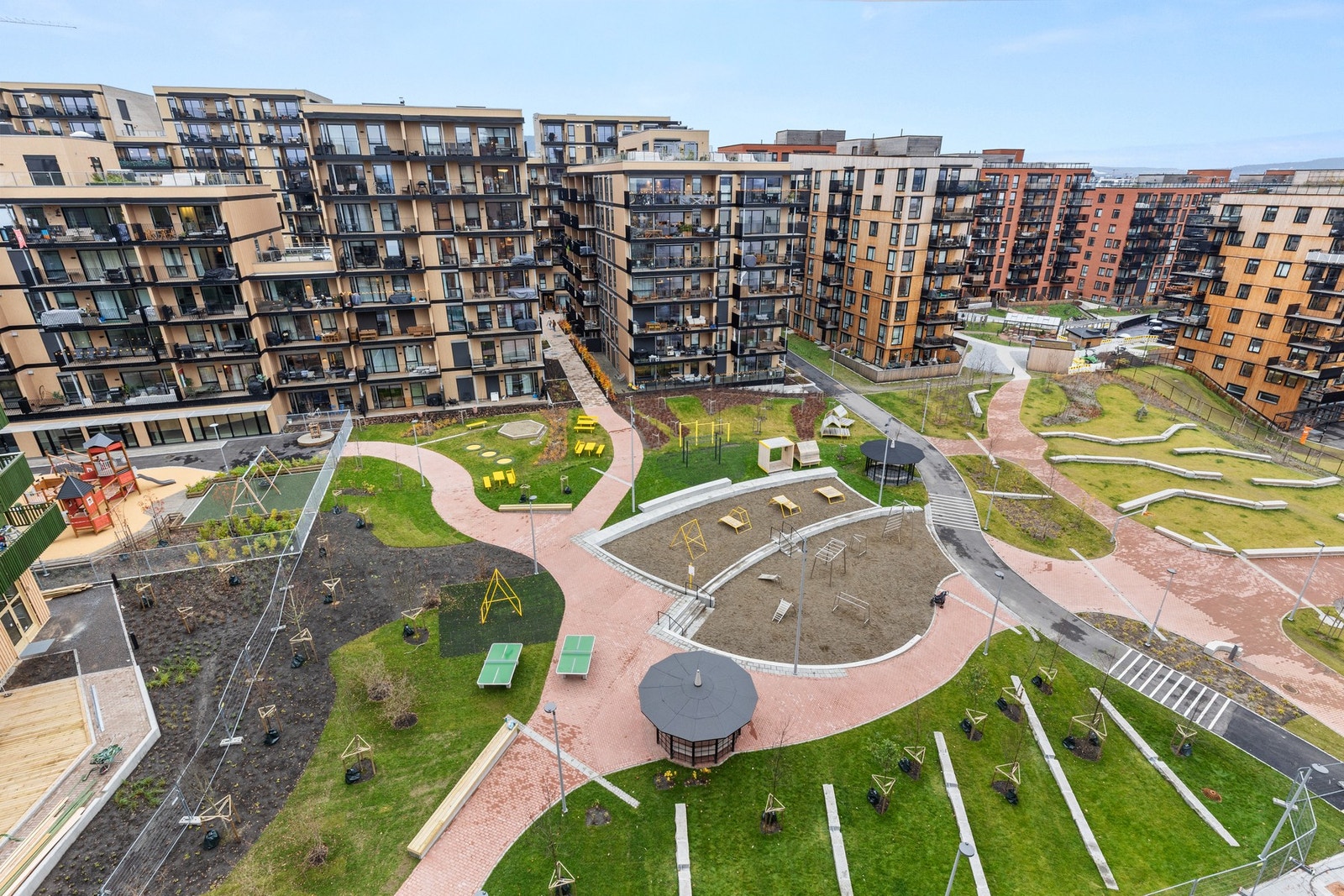 Ut fra stuevinduet har du utsikt over felles parkmessig opparbeidet gårdsrom. Galleribilde