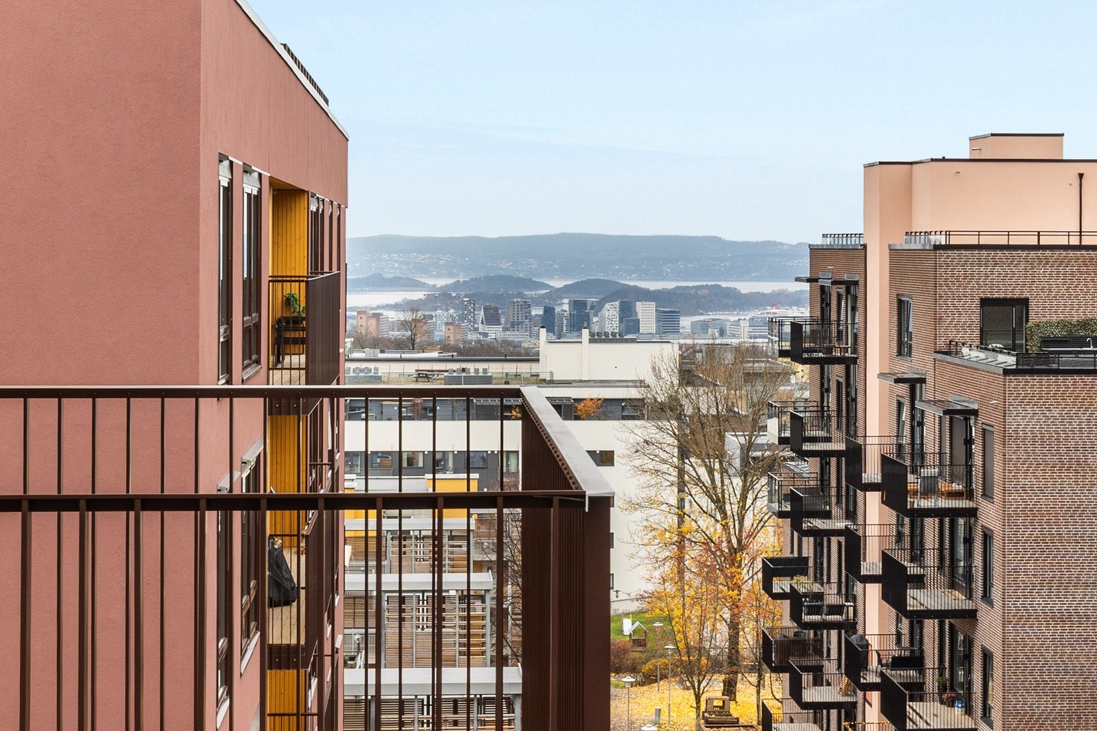 Fra balkongen er det flott utsikt mot både Holmenkollen og Barcode. Galleribilde
