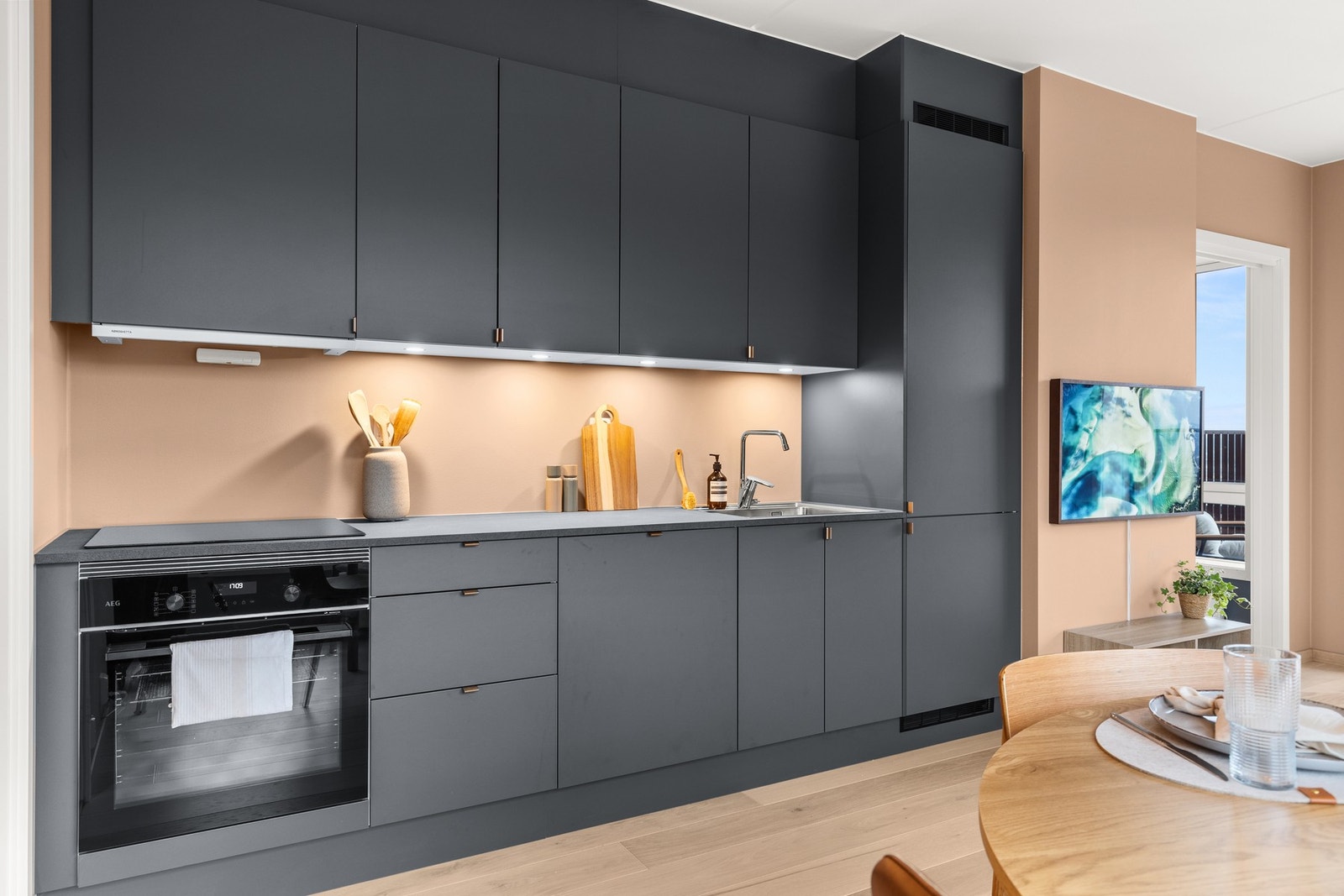 Funksjonelt kjøkken med helt nye hvitevarer. Galleribilde