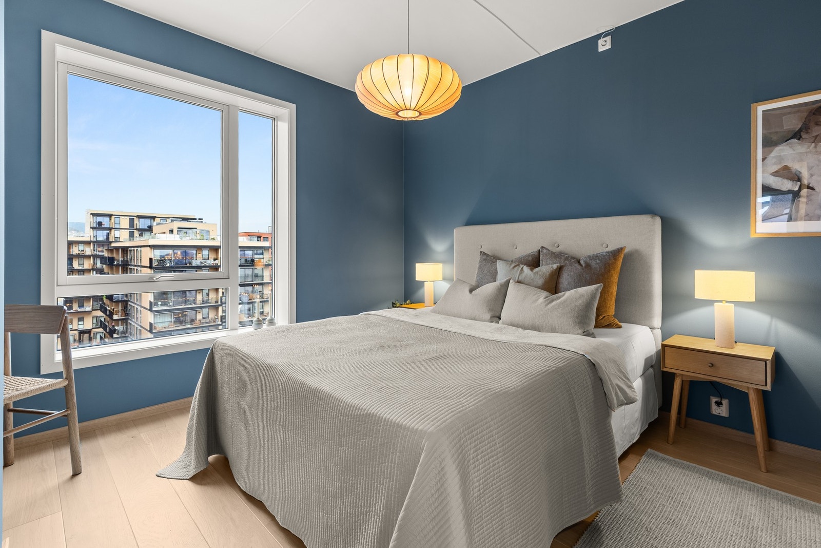 Rommet har et behagelig og rolig preg, med gode lysforhold fra vindu. Galleribilde