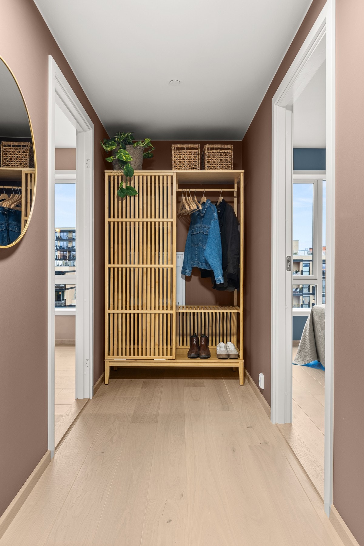 Entré med god plass til oppbevaring av yttertøy og sko. Galleribilde