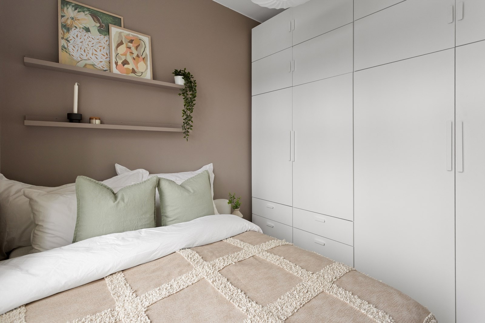 Masse oppbevaringsplass i garderobeløsning utnyttet helt opp til taket. Galleribilde