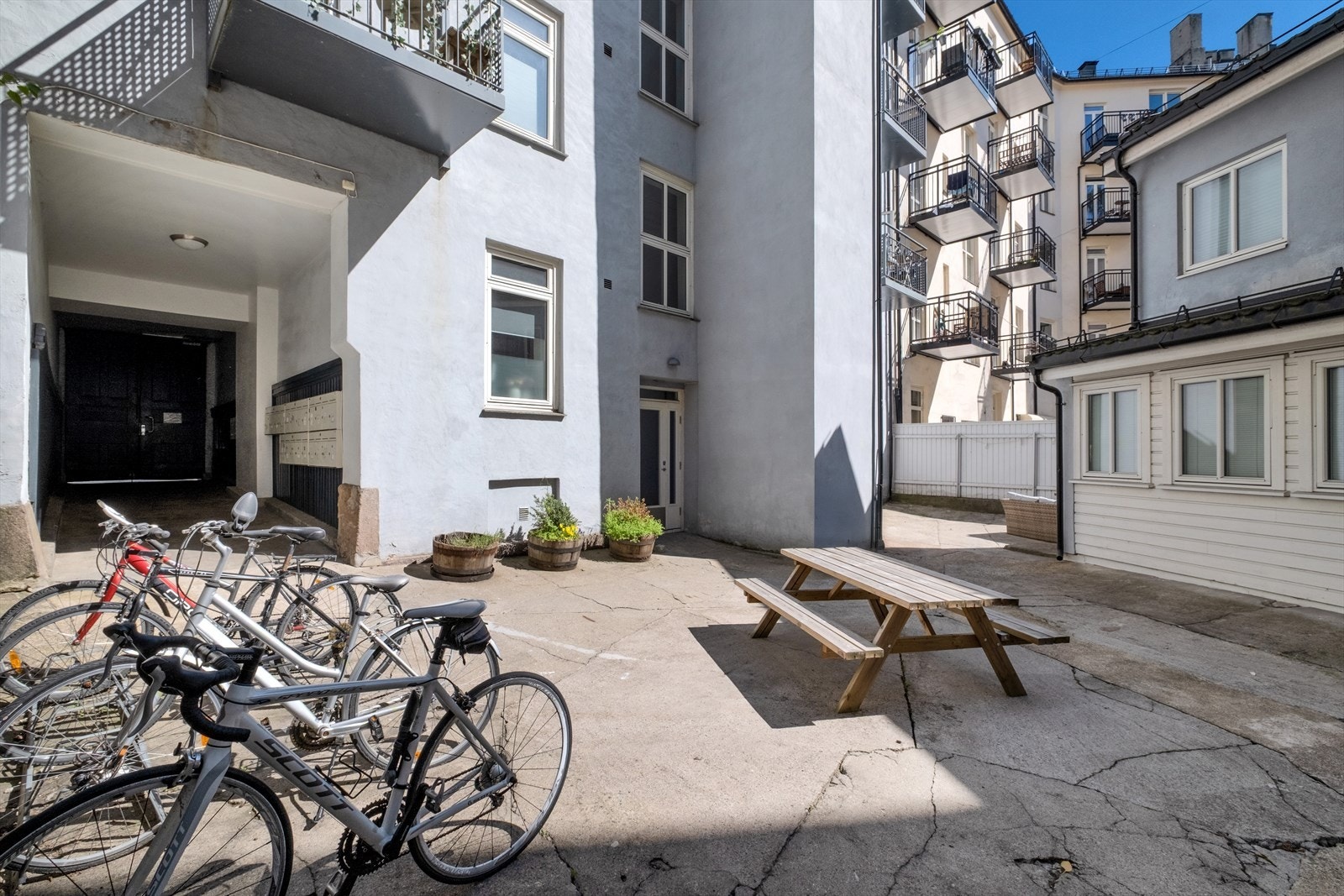 Bakgård - velkommen inn til en hyggelig visning! Passer ikke visningstidspunktet? Ta kontakt med megler på 971 99 566. Galleribilde