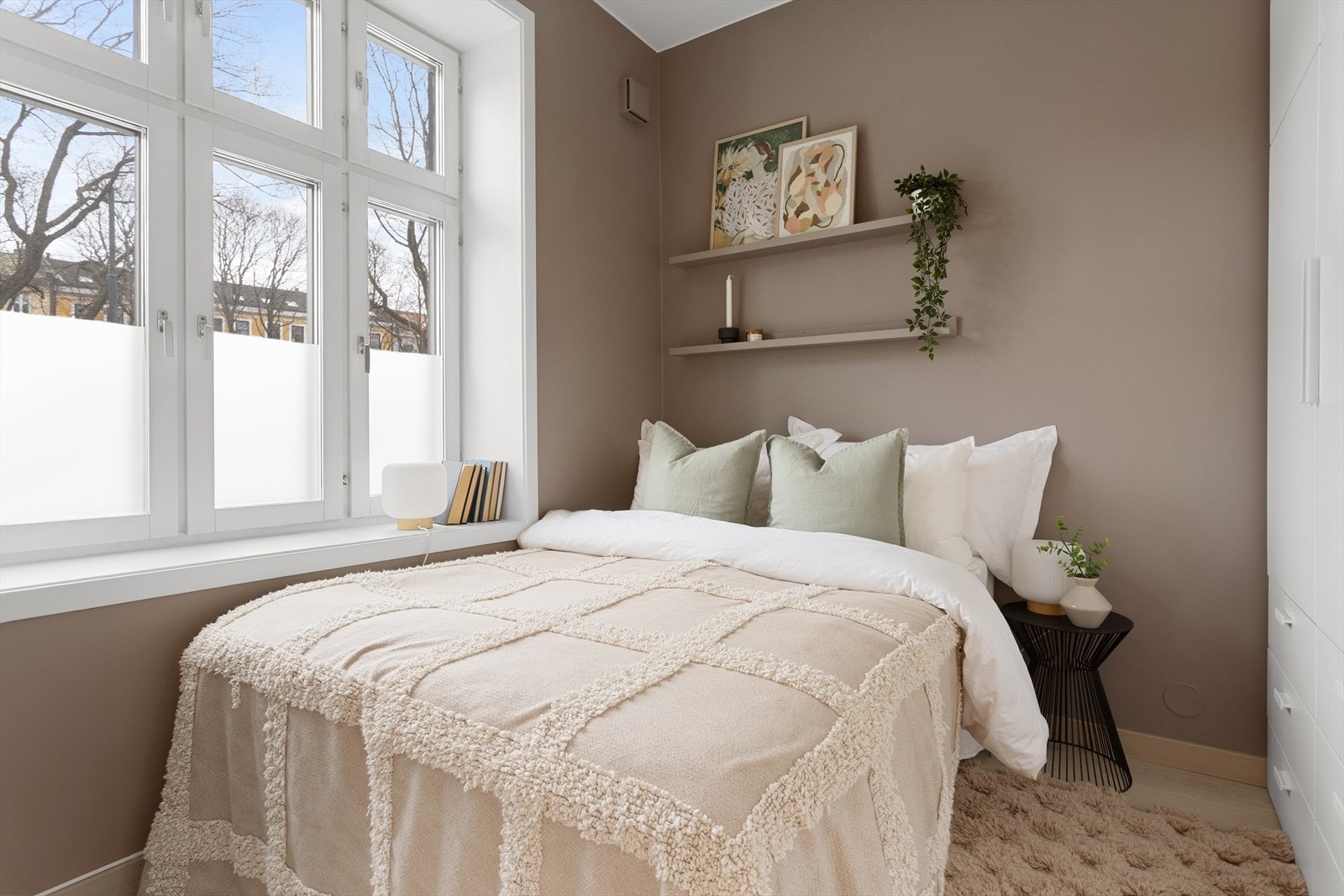 Romslig soverom malt i lun fargetone. Galleribilde