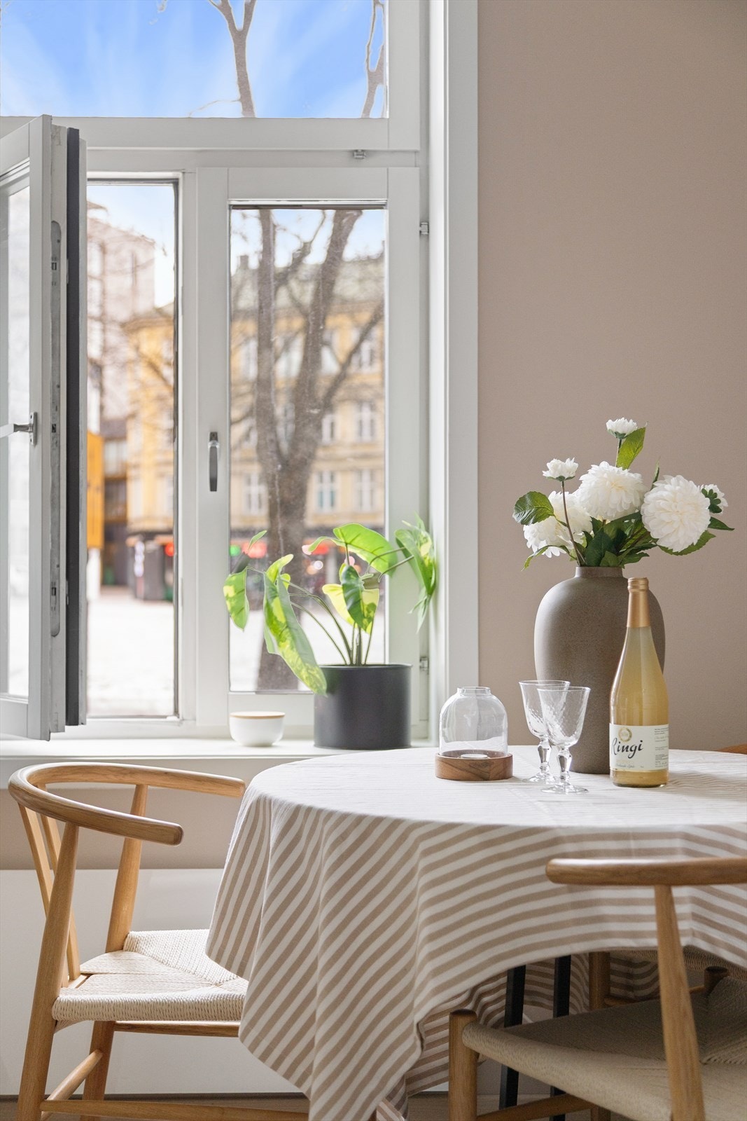 Store vindusflater som gir rikelig med luft og lys. Galleribilde