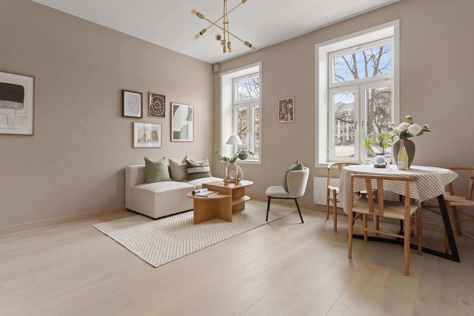 Leiligheten er malt i delikate og tidsriktige farger. Galleribilde