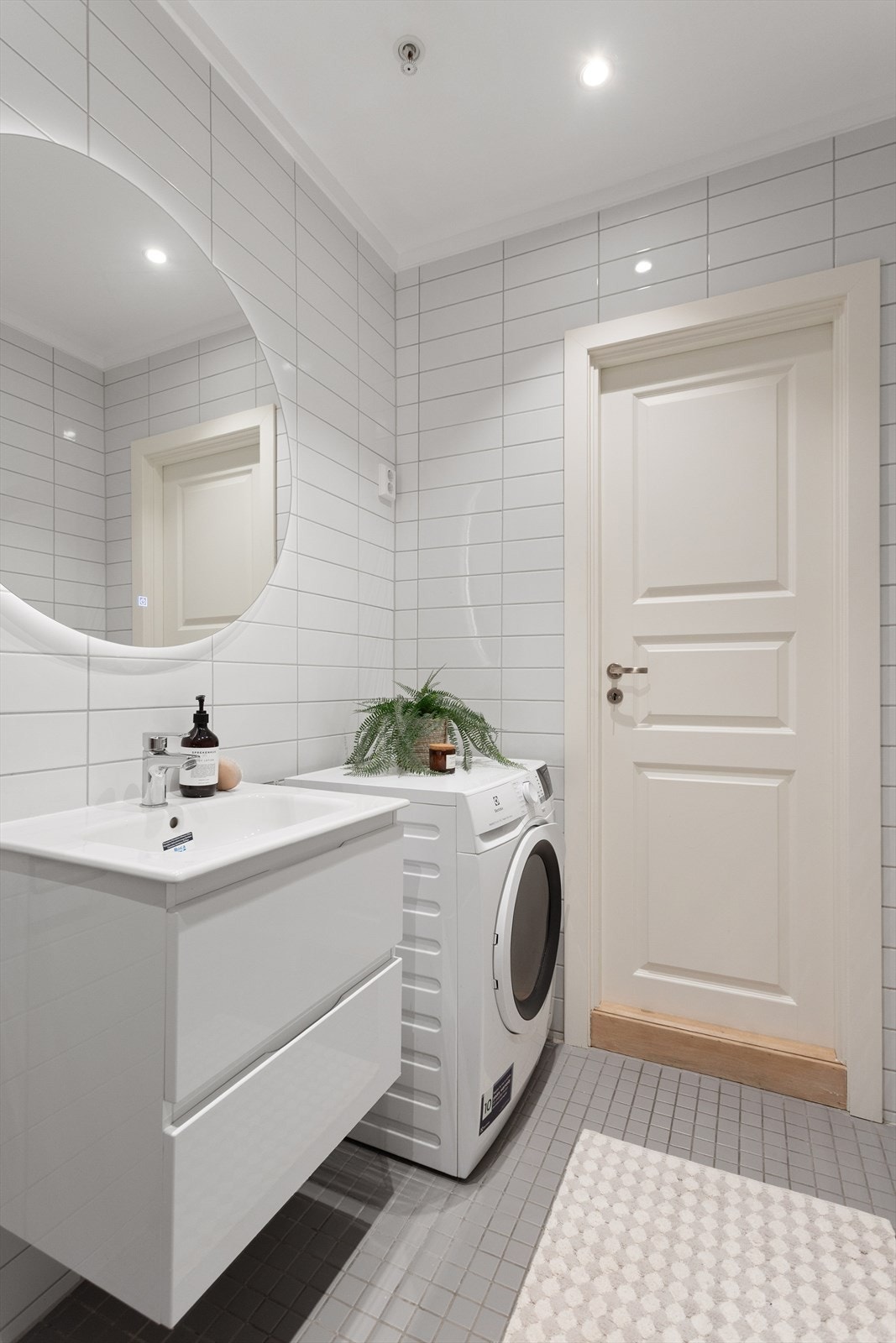 Badet ventileres via en ventil som er tilkoblet det mekaniske avtrekkssystemet. Opplegg for vaskemaskin. Galleribilde