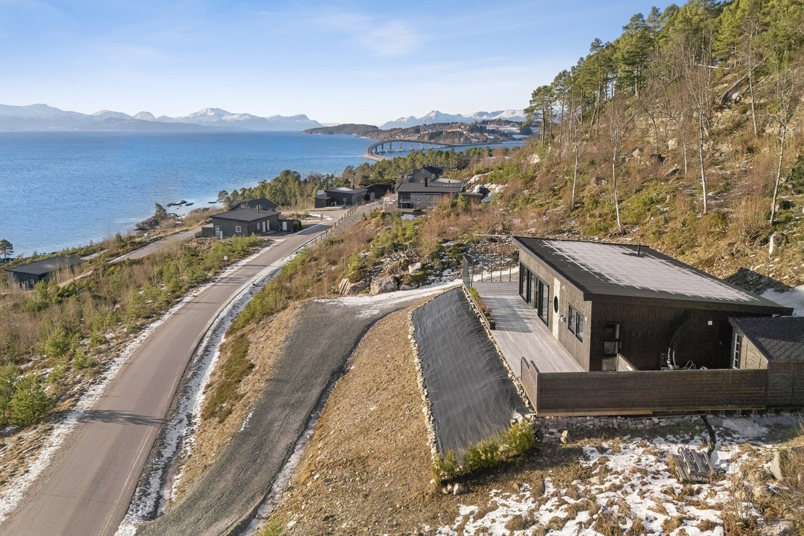 En nyere og moderne fritidsbolig i naturskjønne omgivelser, nær sjø med panorama utsikt og fint uteområde. Galleribilde
