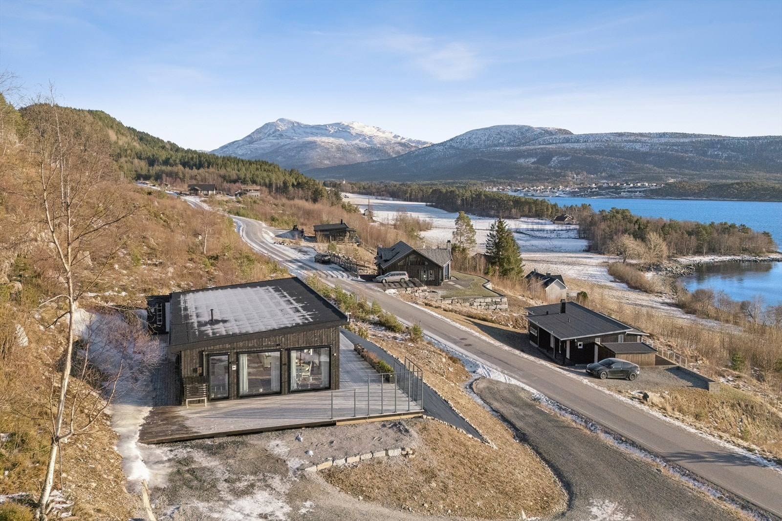 Hyttefeltet ligger sydvendt og byr på gode solforhold fra morgen til kveld, kombinert med en landlig atmosfære nær sjø og strandlinje. Dette gir gode muligheter for bading, båtliv, fiske og andre maritime aktiviteter. Galleribilde