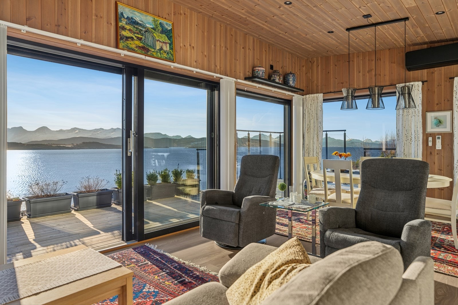 Her får du følelsen av å være tett på både fjord og fjell, samtidig som lyset skaper en luftig og behagelig atmosfære gjennom hele dagen. Galleribilde