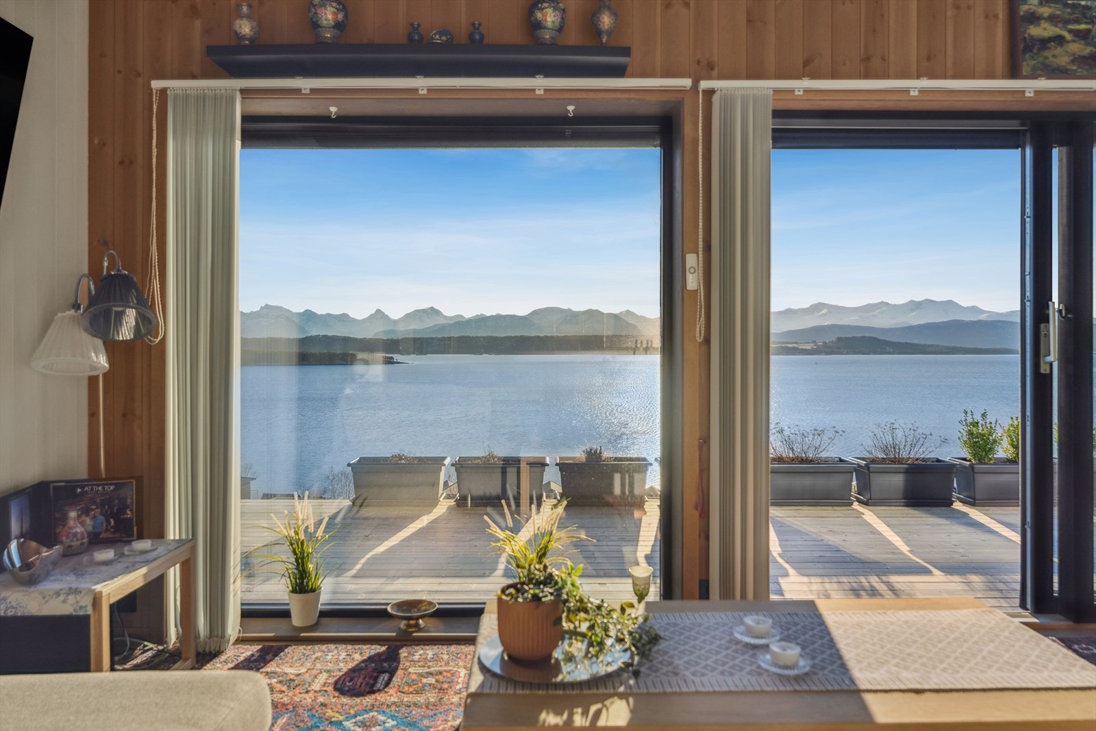 Her får du en storslått og usjenert utsikt mot Romsdalsalpene - et panorama som virkelig setter prikken over i-en. Galleribilde