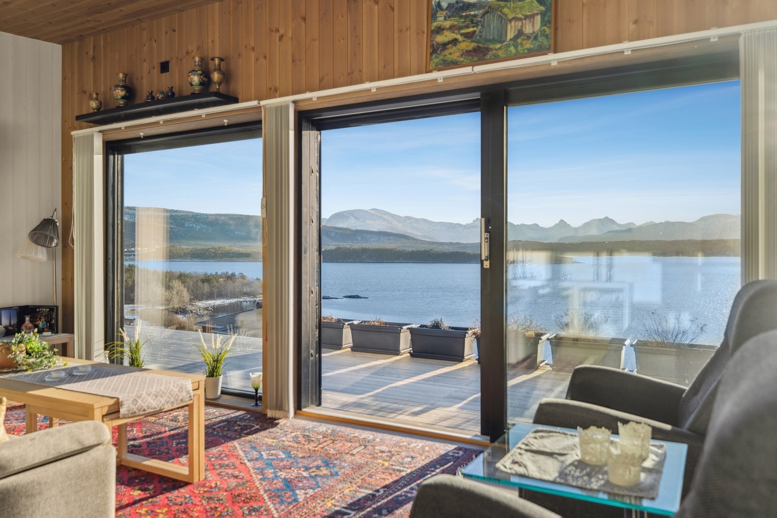 Fra stuen har du direkte utgang til en herlig terrasse som blir en naturlig forlengelse av oppholdsrommet. Galleribilde