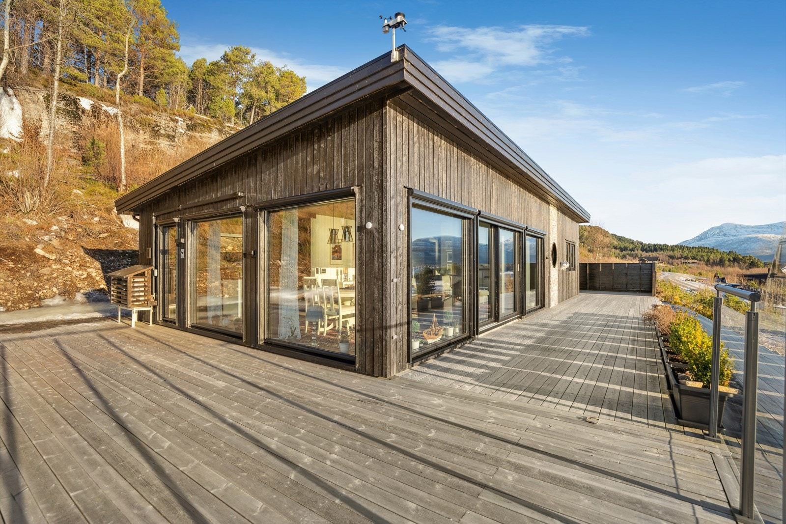 Rundt hele hytten er det anlagt terrasser som til sammen utgjør ca. 153 kvm, noe som gir et imponerende uteareal med mange bruksområde. Galleribilde