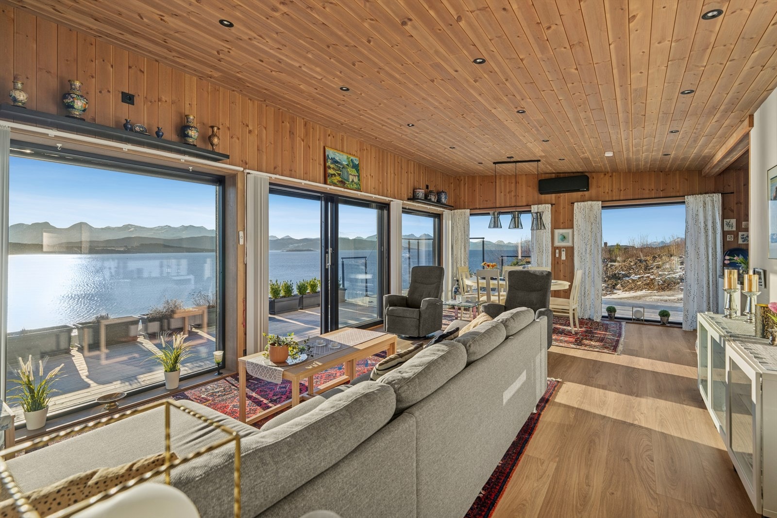 Den åpne planløsningen skaper en naturlig flyt mellom sonene og bidrar til en behagelig atmosfære Galleribilde