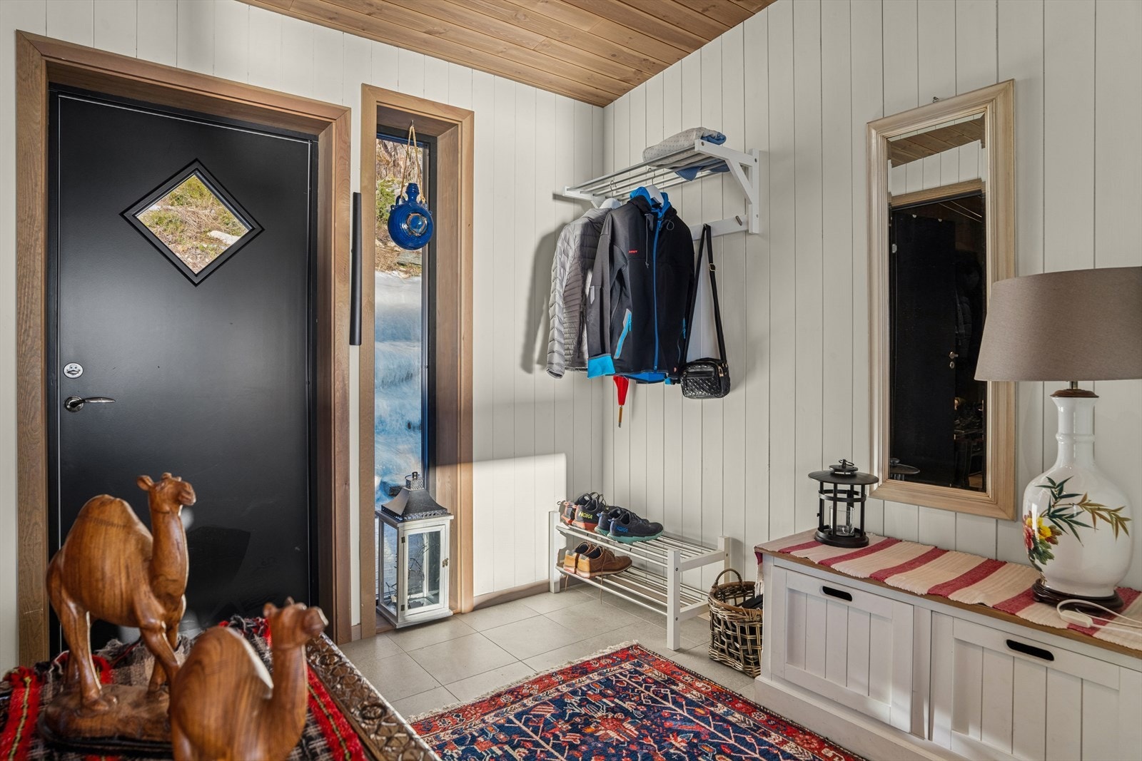 Du ønskes velkommen inn i en lys og romslig gang som gir et godt førsteinntrykk. Her er det gulvvarme som sørger for en behagelig temperatur året rundt, og rommet har god plass til å henge fra seg yttertøy og plassere sko på en praktisk og ryddig måte. Galleribilde